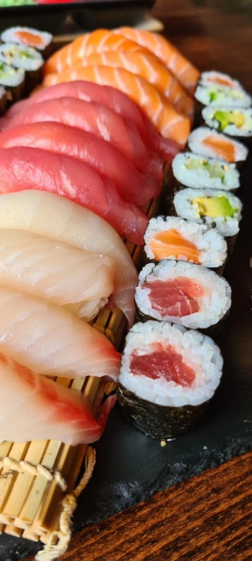 can dogs eat raw fish